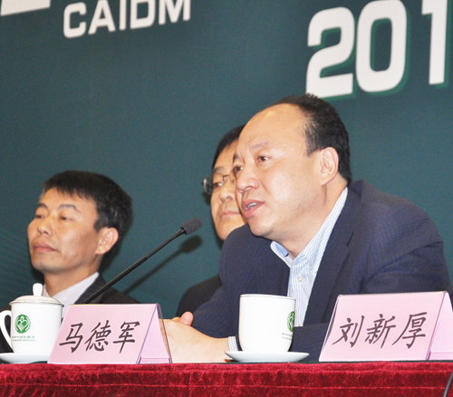 马德军在致辞全国制鞋标准化技术委员会秘书长戚晓霞在致辞日本抗菌